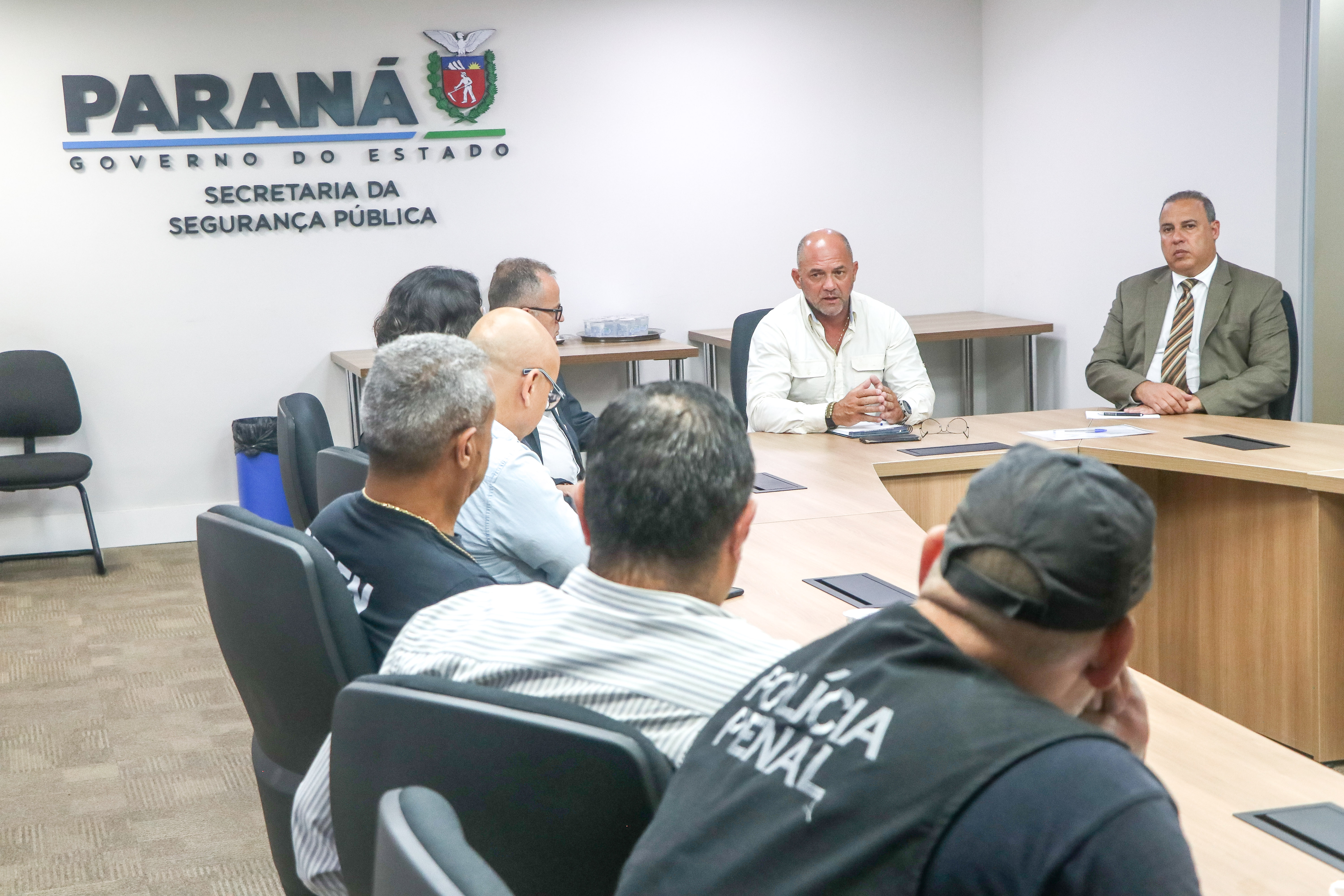 O secretário de Estado da Segurança Pública Hudson Leôncio Teixeira recebeu, nesta segunda-feira (30), na Cidade da Polícia, a presidente Vanderleia Pereira Leite e demais representantes do SINDARSPEN - Sindicato dos Policiais Penais do Paraná.