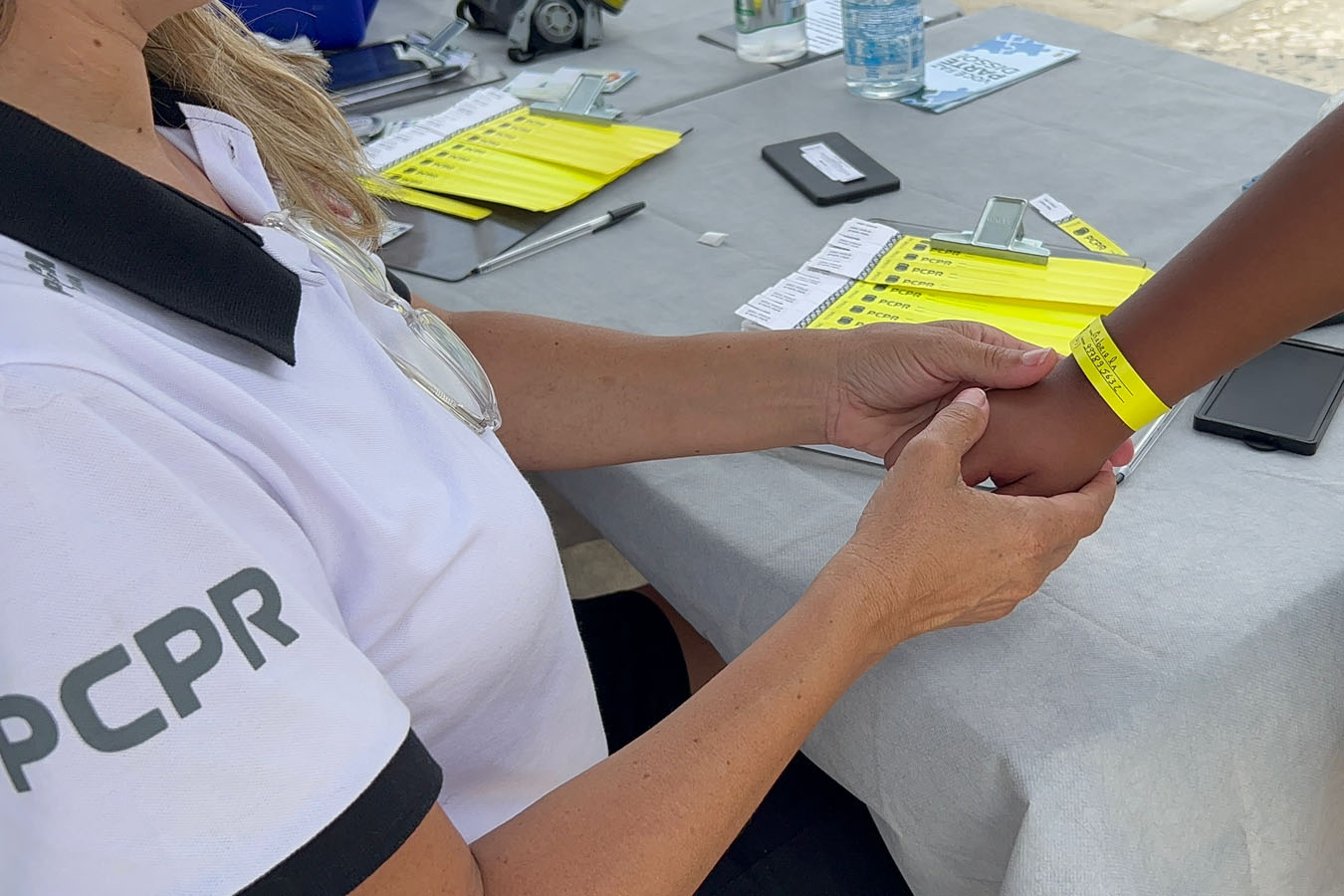 Polícia Civil distribui pulseiras de identificação de crianças em Guaratuba