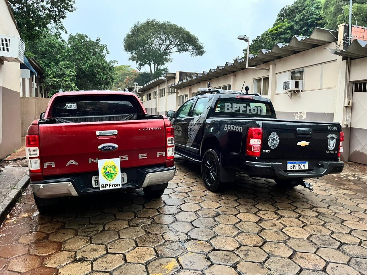 No estacionamento, o refém avistou uma viatura do BPFRON em patrulhamento e conseguiu fazer contato com os policiais que o resgataram. Os suspeitos fugiram do local e são procurados pela polícia. A vítima não ficou ferida. O carro foi recuperado.