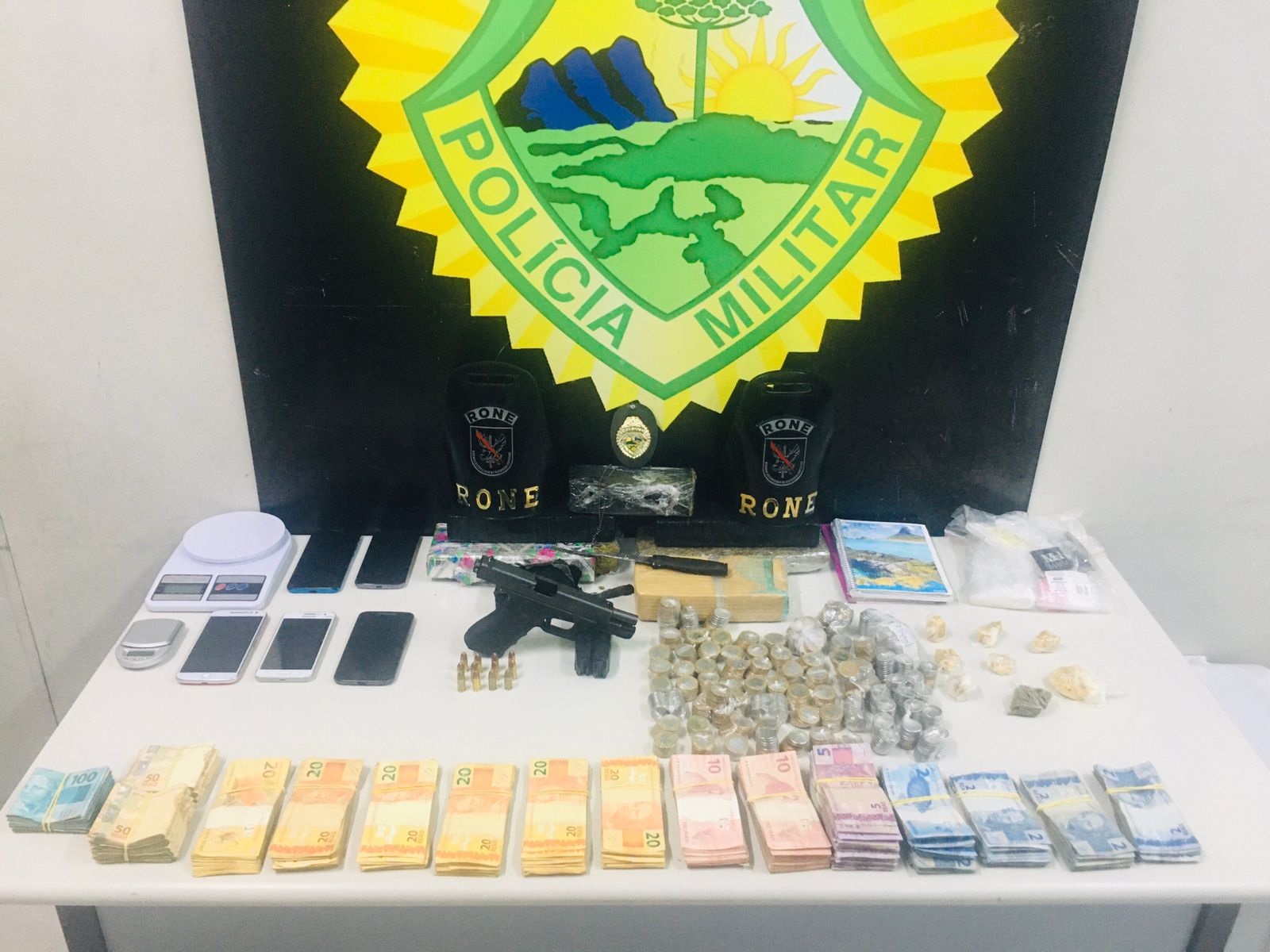 O homem e os objetos apreendidos foram encaminhados para a Central de Flagrantes de Curitiba. Já em Campo Largo, no endereço mencionado na denúncia, dois homens foram presos pelo crime de tráfico de drogas, além de serem apreendidos dois rádios comunicadores, um colete balístico, drogas e R$ 264 em espécie.