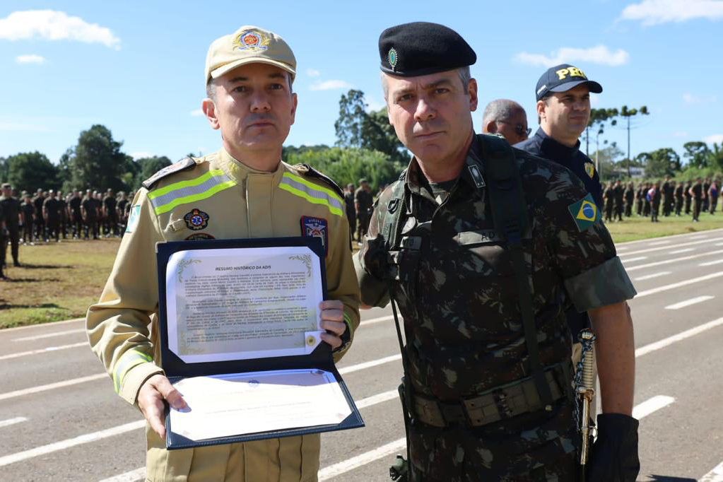 Autoridades do Estado ganham homenagem e reforçam parceria com Exército  Brasileiro