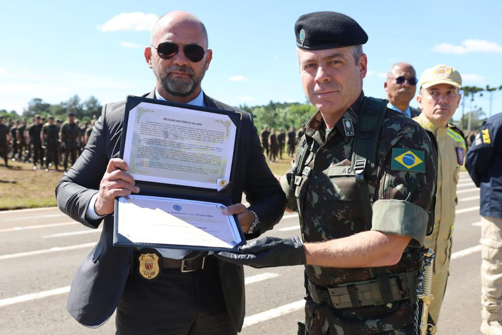 Autoridades do Estado ganham homenagem e reforçam parceria com Exército  Brasileiro