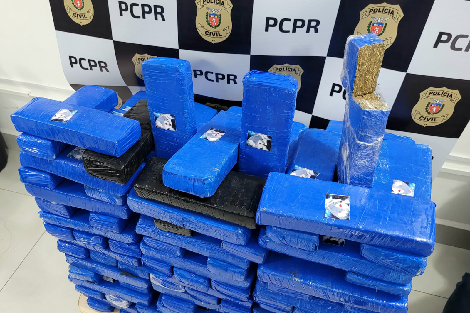 PCPR prende cinco homens por tráfico e apreende 80 quilos de maconha em Maringá