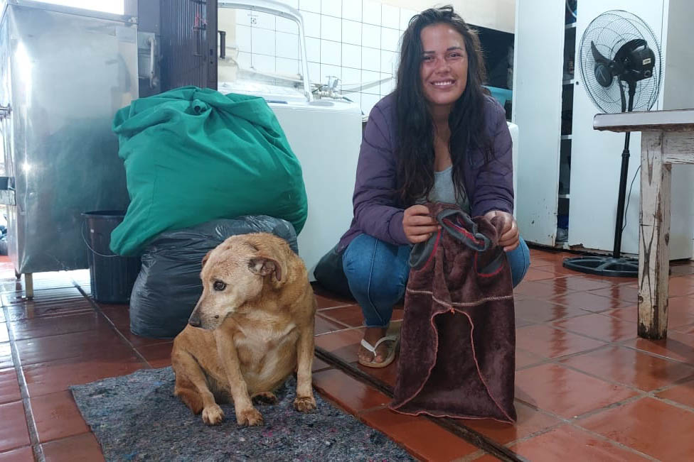 Custodiados produzem ponchos e roupas pet para moradores e cães de rua em Cascavel