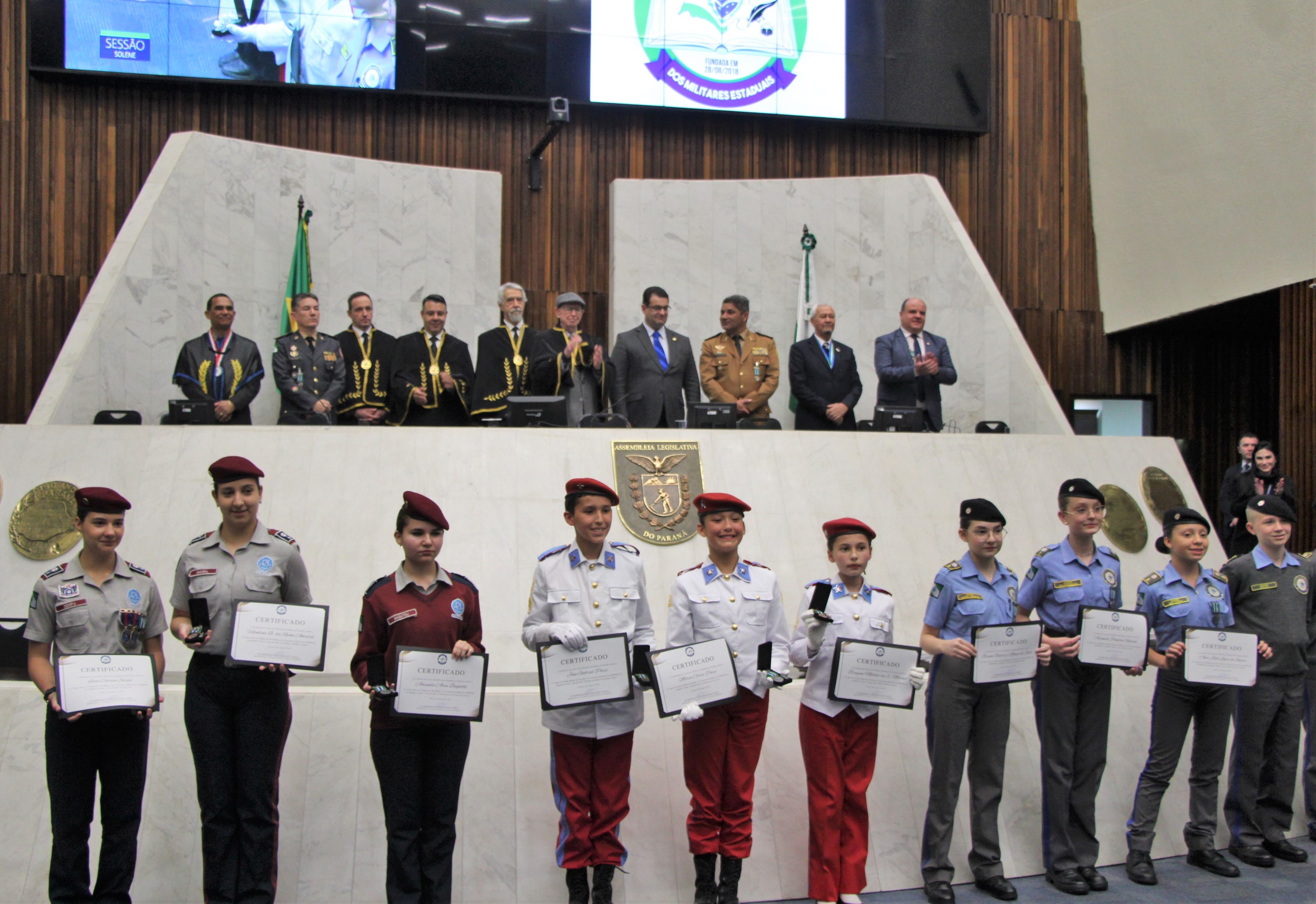 Academia de Letras dos Militares Estaduais do Paraná é homenageada em sessão solene na Alep