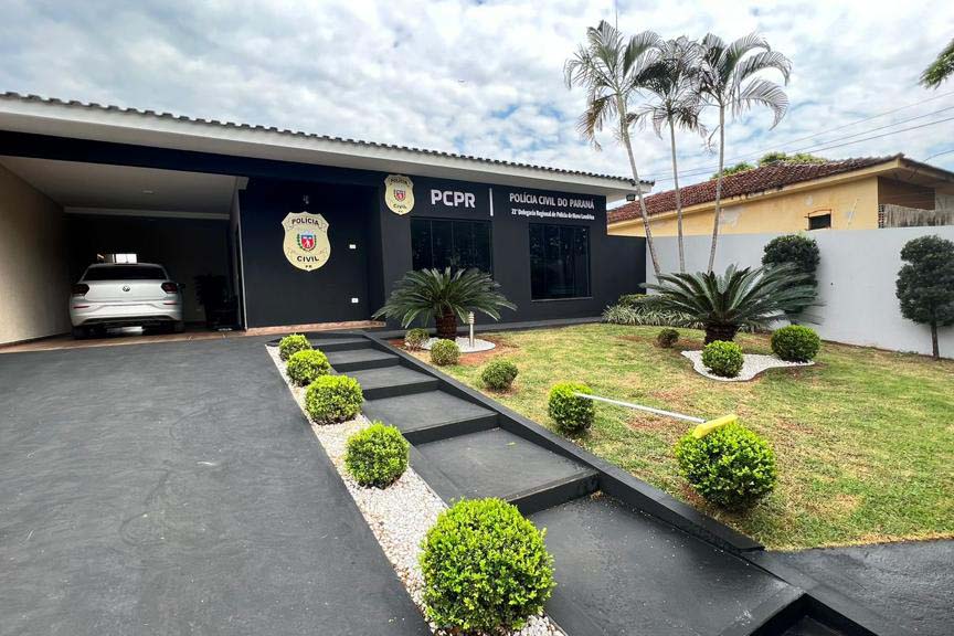 A sede Polícia Civil do Paraná (PCPR) em Nova Londrina, na região Noroeste do Estado, mudou para um novo prédio nesta sexta-feira (15). A nova instalação está localizada na Rua Massato Morimatsu, nº 341, no Centro, e oferece mais conforto e segurança aos cidadãos. O local de 603 metros quadrados possui salas individuais, mais espaço e acessibilidade à população. A mudança para a nova delegacia promove melhorias para os serviços de atendimento ao público, como para o desempenho das atividades de polícia judi