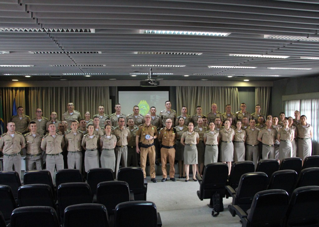 Alunos do Curso de Oficiais da Brigada Militar do RS visitam a Polícia Militar do Paraná