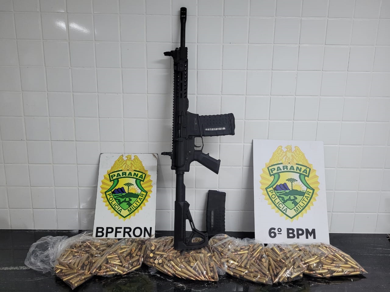 PMPR apreende quase uma tonelada de maconha, fuzil e munições na região Oeste do estado