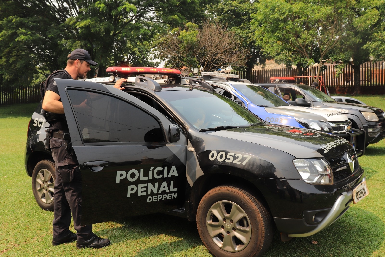 Crianças e adolescentes em acolhimento social de Cascavel recebem visita e presentes de policiais penais