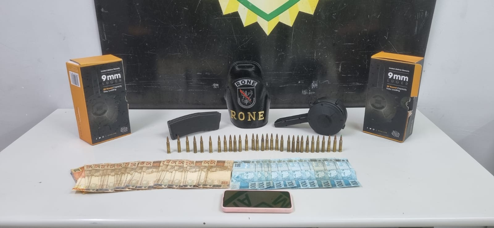 RONE prende homem com carregador de fuzil, dinheiro e munição em Curitiba