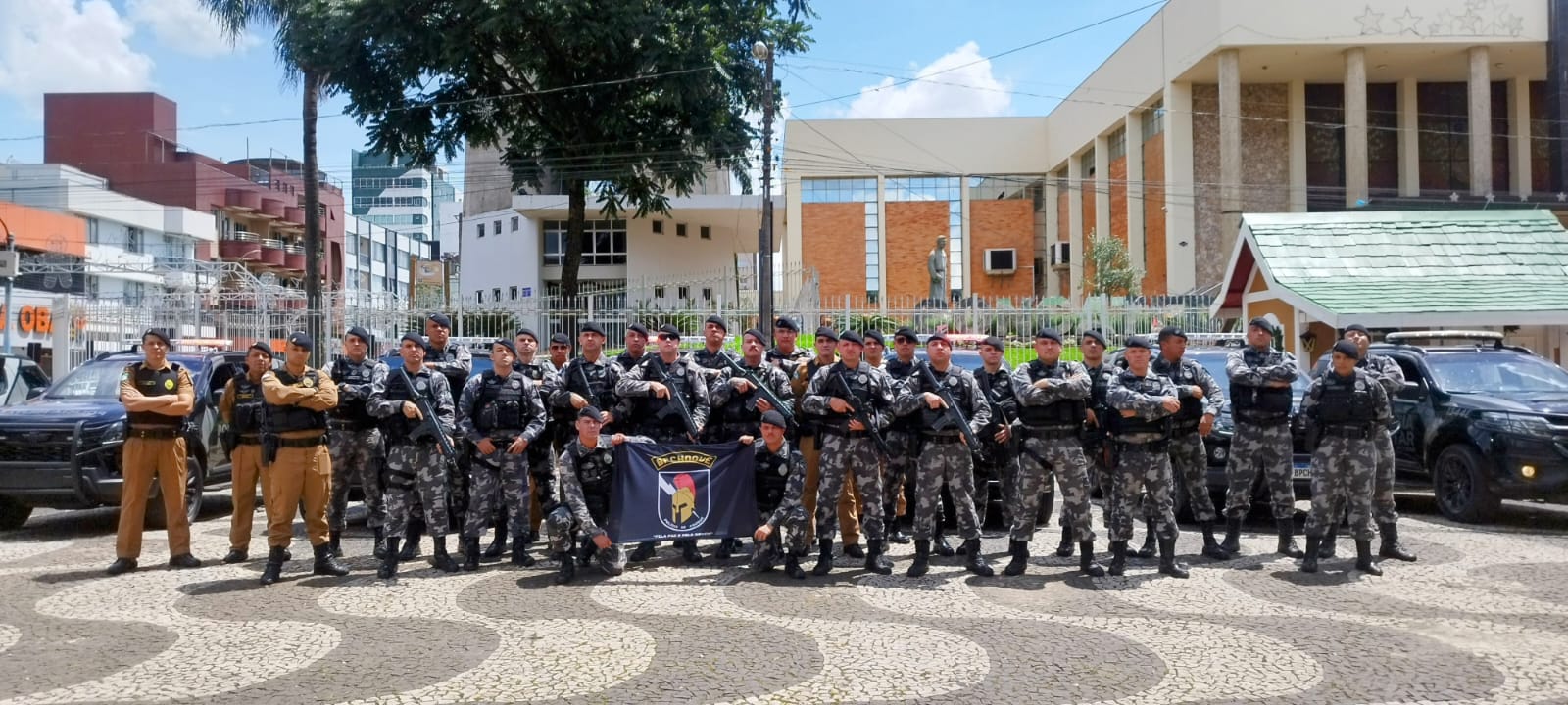 BATALHÃO DE CHOQUE DA PMPR APRESENTA BALANÇO DE PRISÕES E APREENSÕES EM 2023