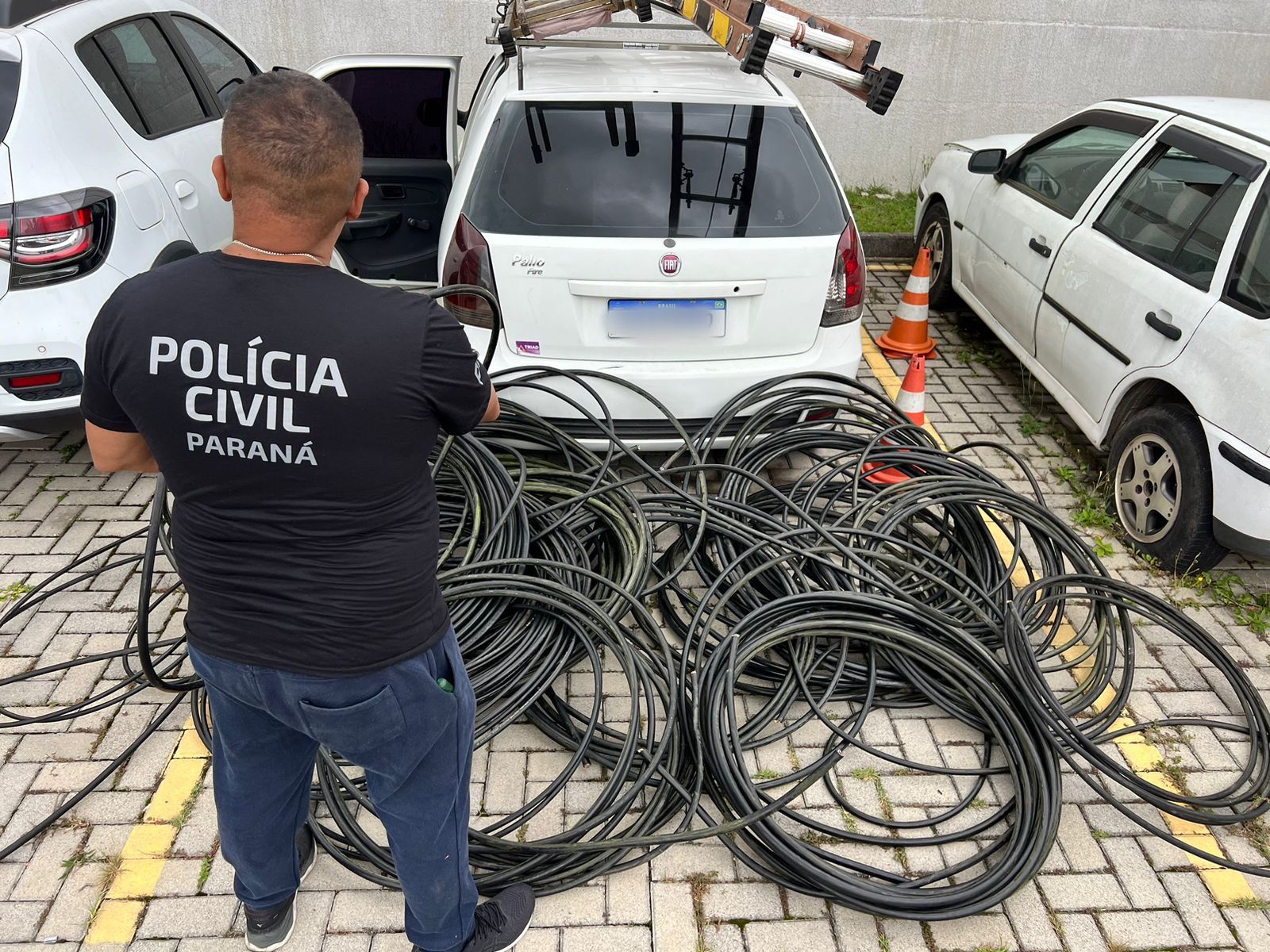 PCPR prende homem em flagrante furtando cabos de telefonia em Curitiba