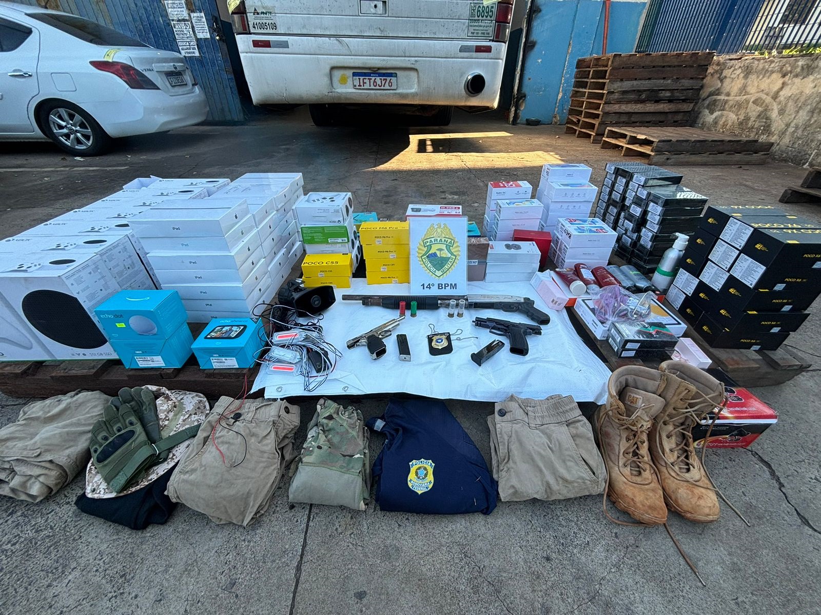 PM apreende três armas de fogo e uniformes policiais em posse de um casal em Foz do Iguaçu