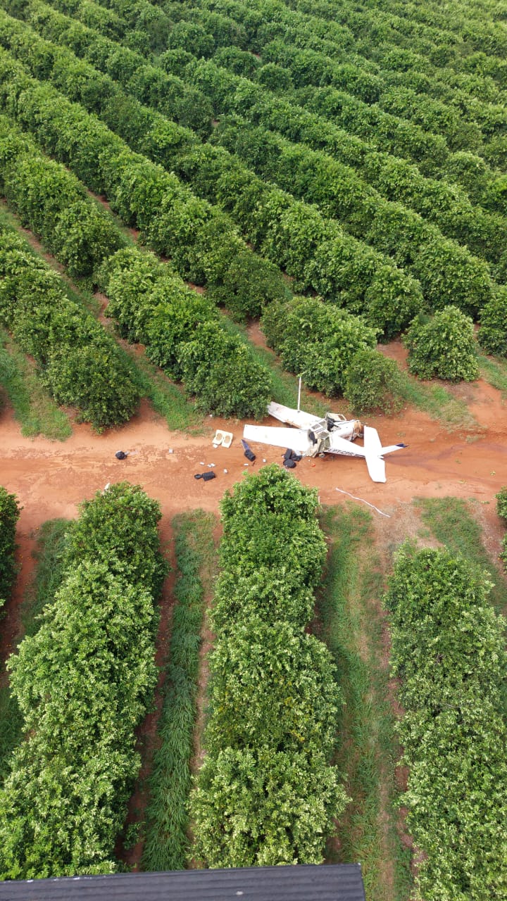 Avião interceptado pelas forças policiais parte ao meio e cocaína é localizada