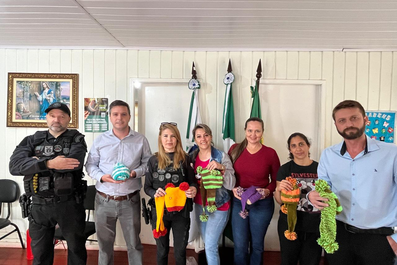 Unidade prisional de Pitanga doa 590 kits com toucas e cachecóis para instituições sociais