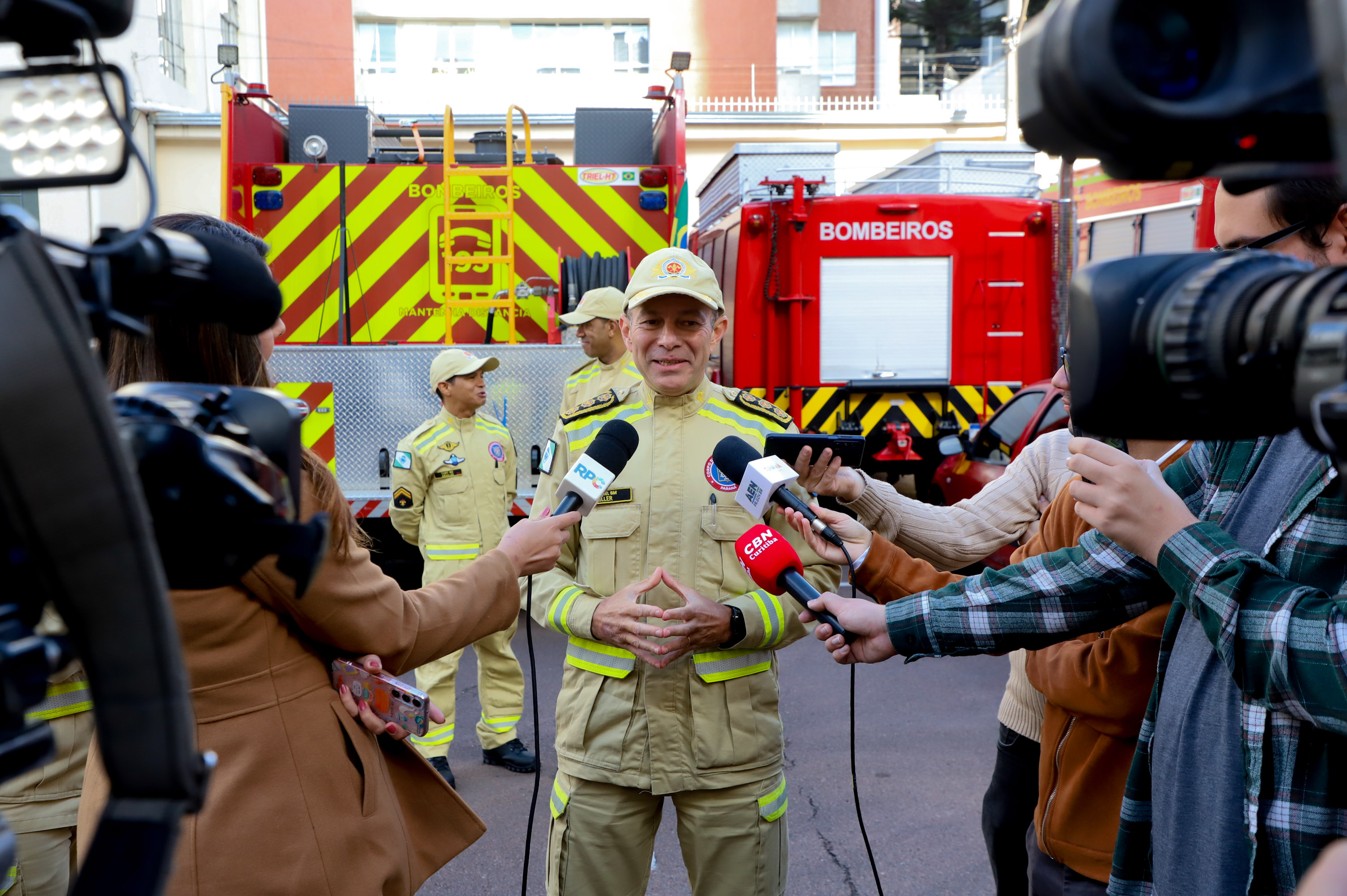 Buscas complexas e casos marcantes: bombeiros do Paraná relatam atuação no RS