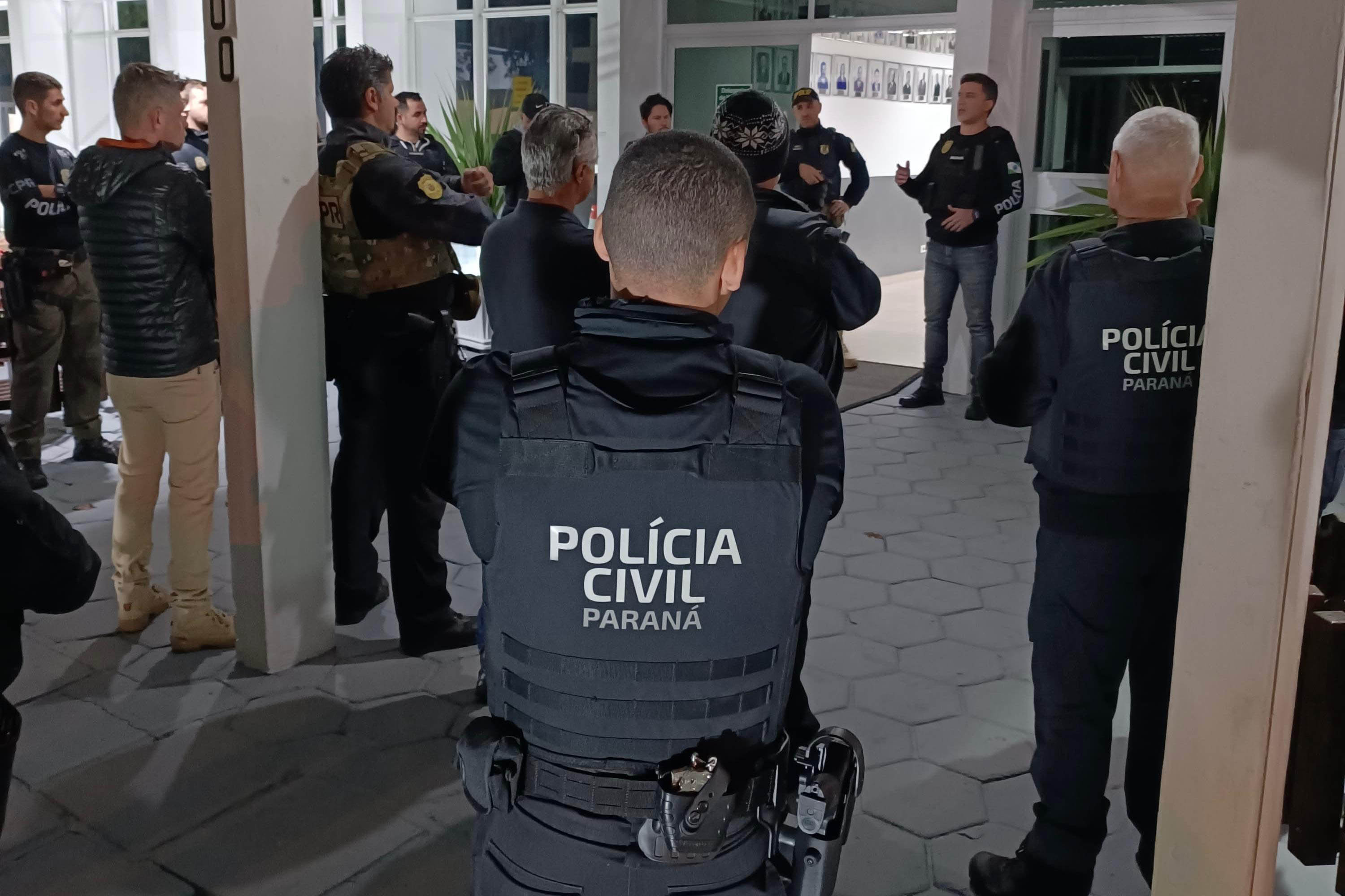 Polícia Civil e PRF fazem operação conjunta contra rede de tráfico na Grande Curitiba