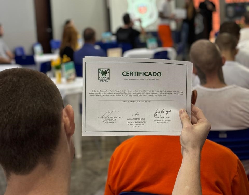 Cerimônia de formatura certifica 21 pessoas privadas de liberdade em cursos de qualificação, em Cascavel