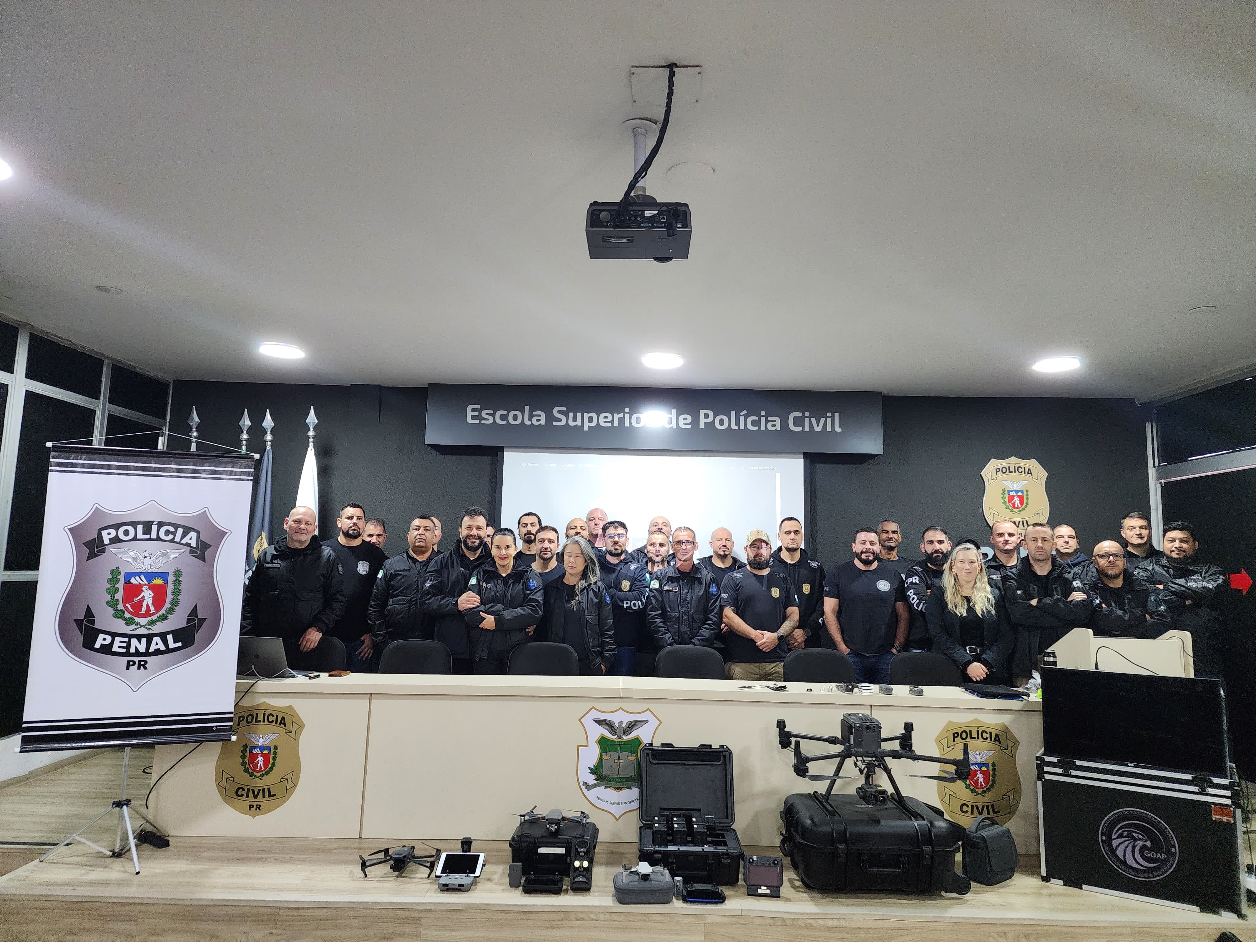 Policiais civis participam de capacitação para o uso de drones ministrada pela Polícia Penal
