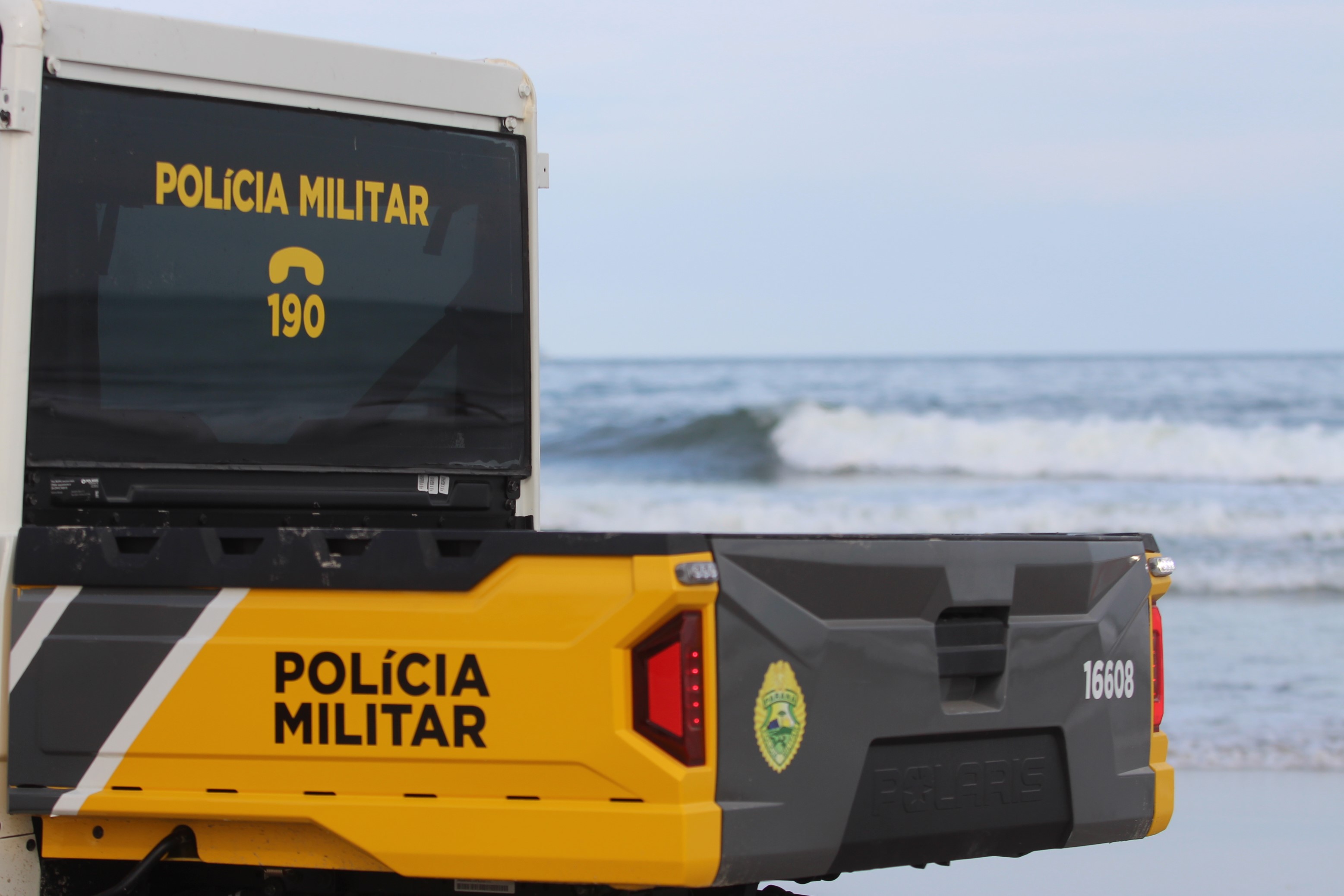 Ação rápida da PMPR garante resgate de tripulantes de veleiro naufragado na Ilha do Mel