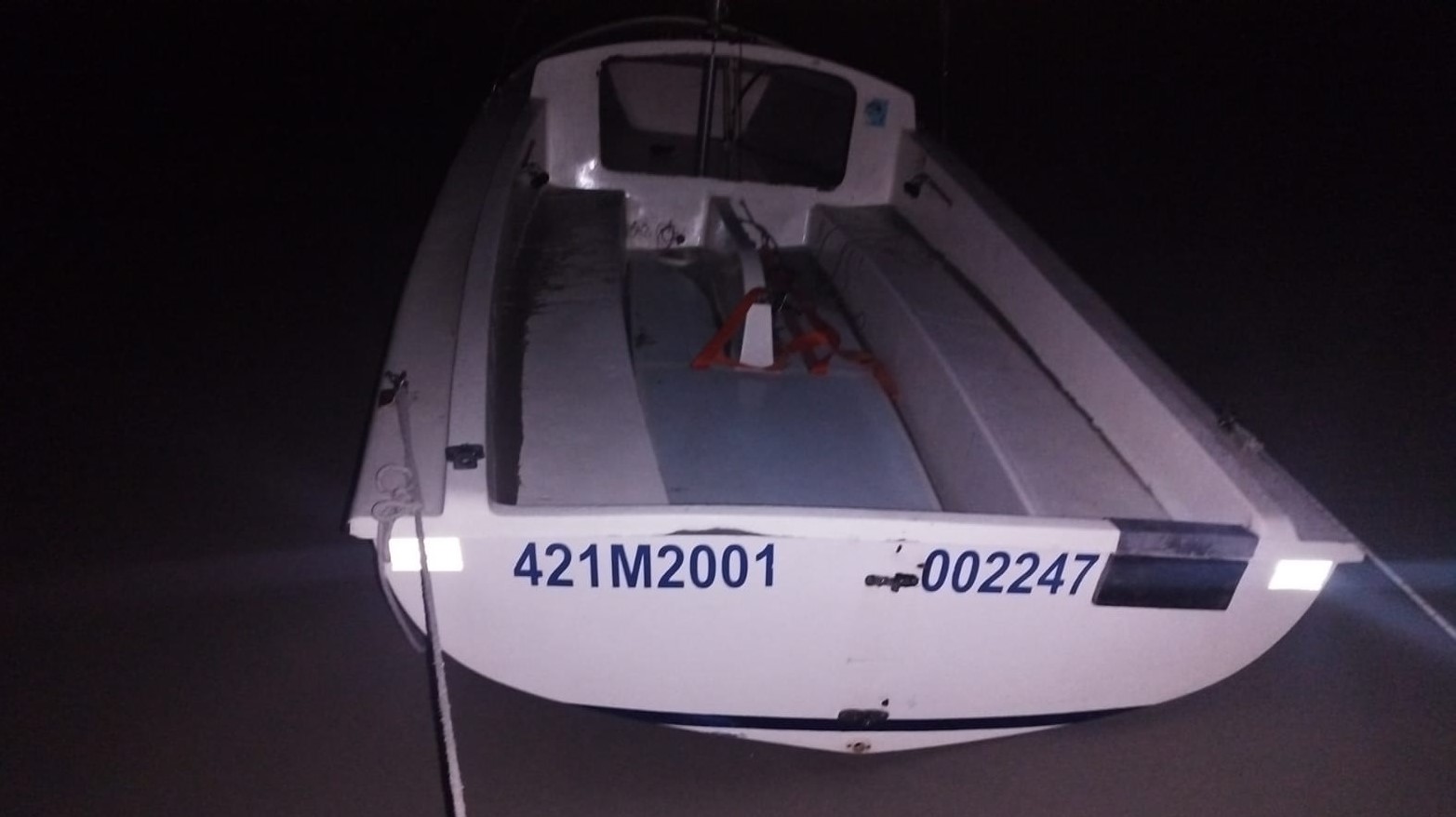 Ação rápida da PMPR garante resgate de tripulantes de veleiro naufragado na Ilha do Mel