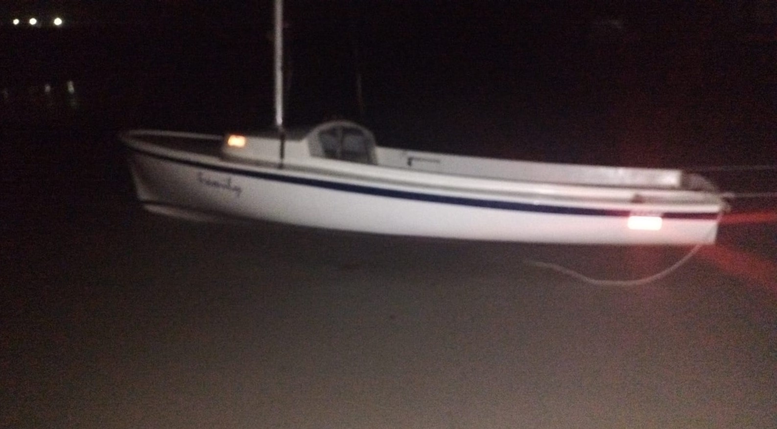 Ação rápida da PMPR garante resgate de tripulantes de veleiro naufragado na Ilha do Mel