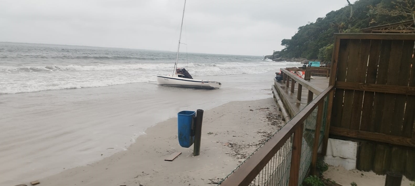 Ação rápida da PMPR garante resgate de tripulantes de veleiro naufragado na Ilha do Mel