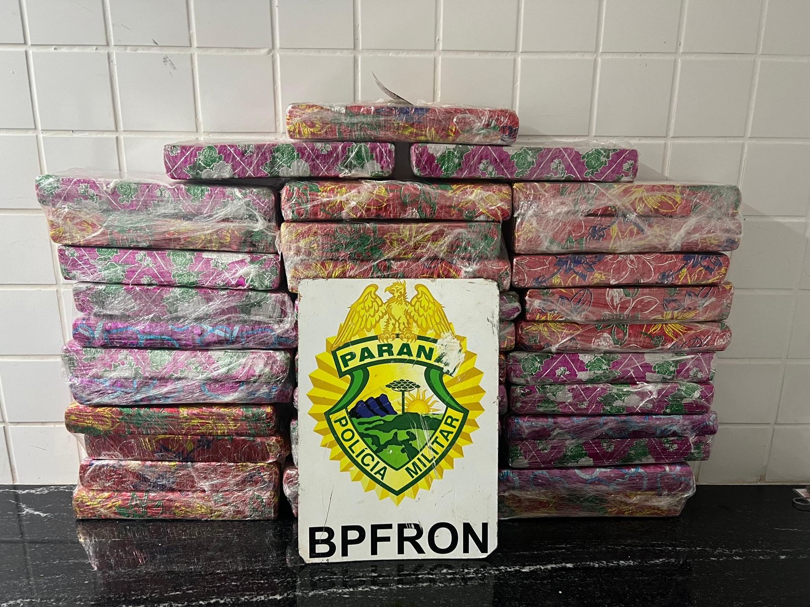 PMPR apreende 25 kg de maconha com o passageiro em veículo de aplicativo