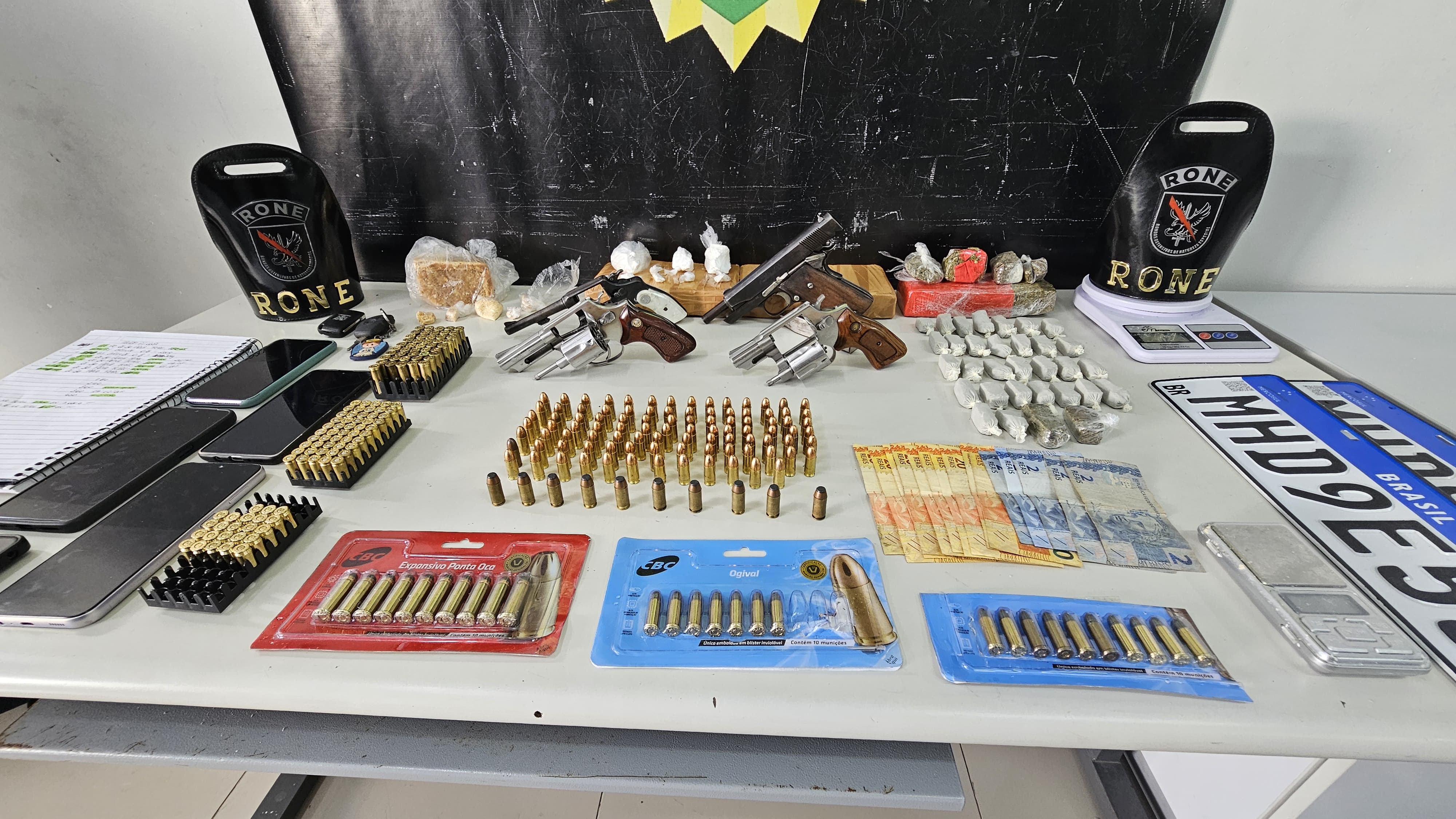 PMPR prende dois homens em operação contra tráfico de drogas, armas e munição em Curitiba