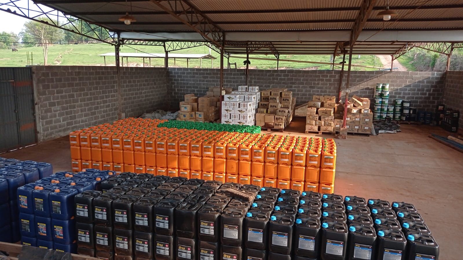 PCPR apreende 946 galões de óleo lubrificante falsificado em Umuarama