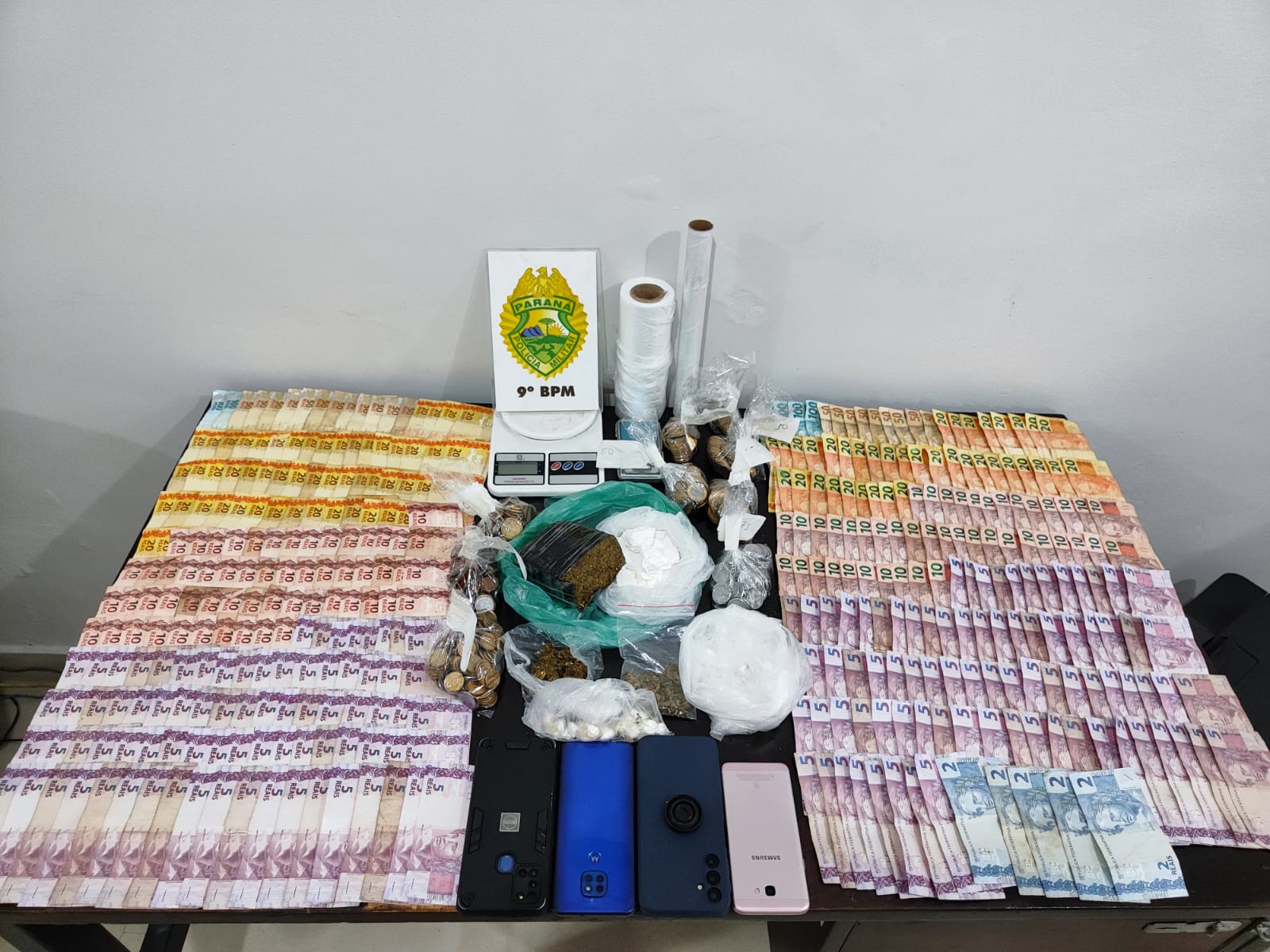 PMPR apreende drogas e prende quatro pessoas em Guaratuba