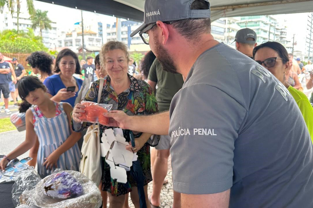 Polícia Penal distribui mais de mil brindes artesanais no Verão Maior Paraná