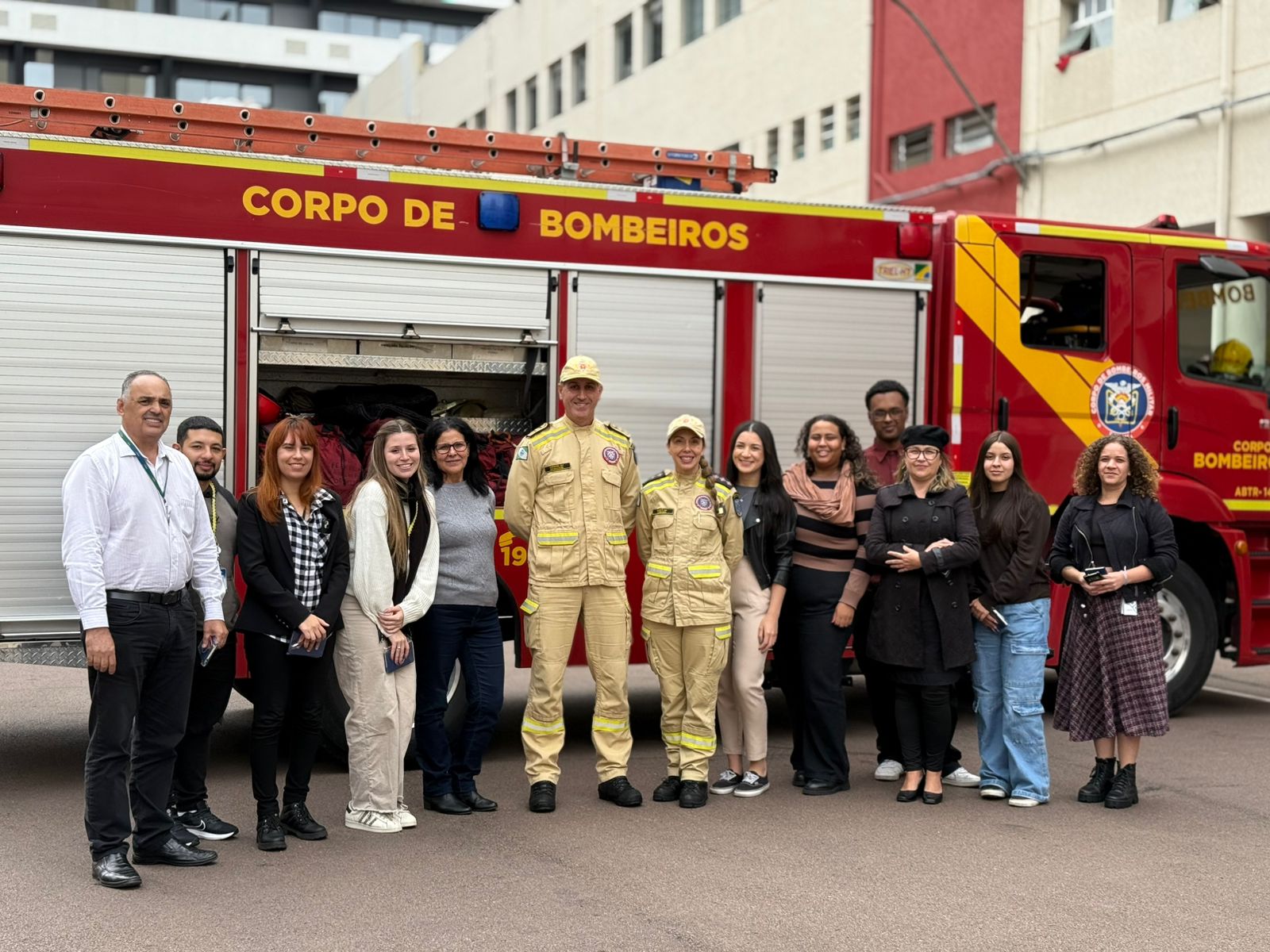 Servidores da Sesp conhecem estrutura do Corpo de Bombeiros em Curitiba