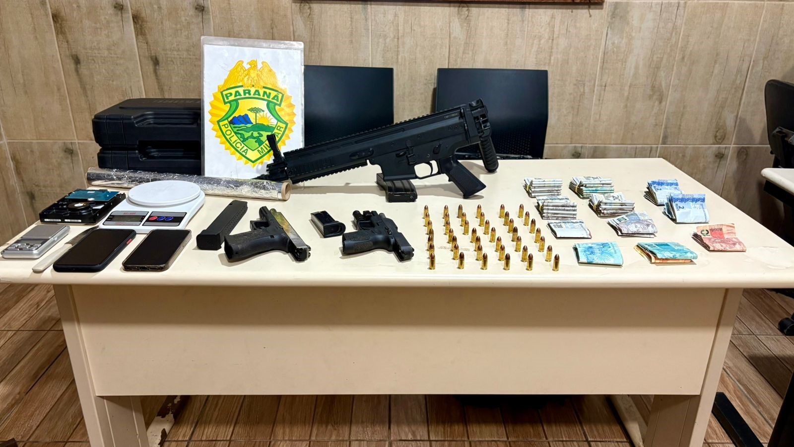 PMPR prende mulher com armas, munições e dinheiro após denúncia em Pontal do Paraná