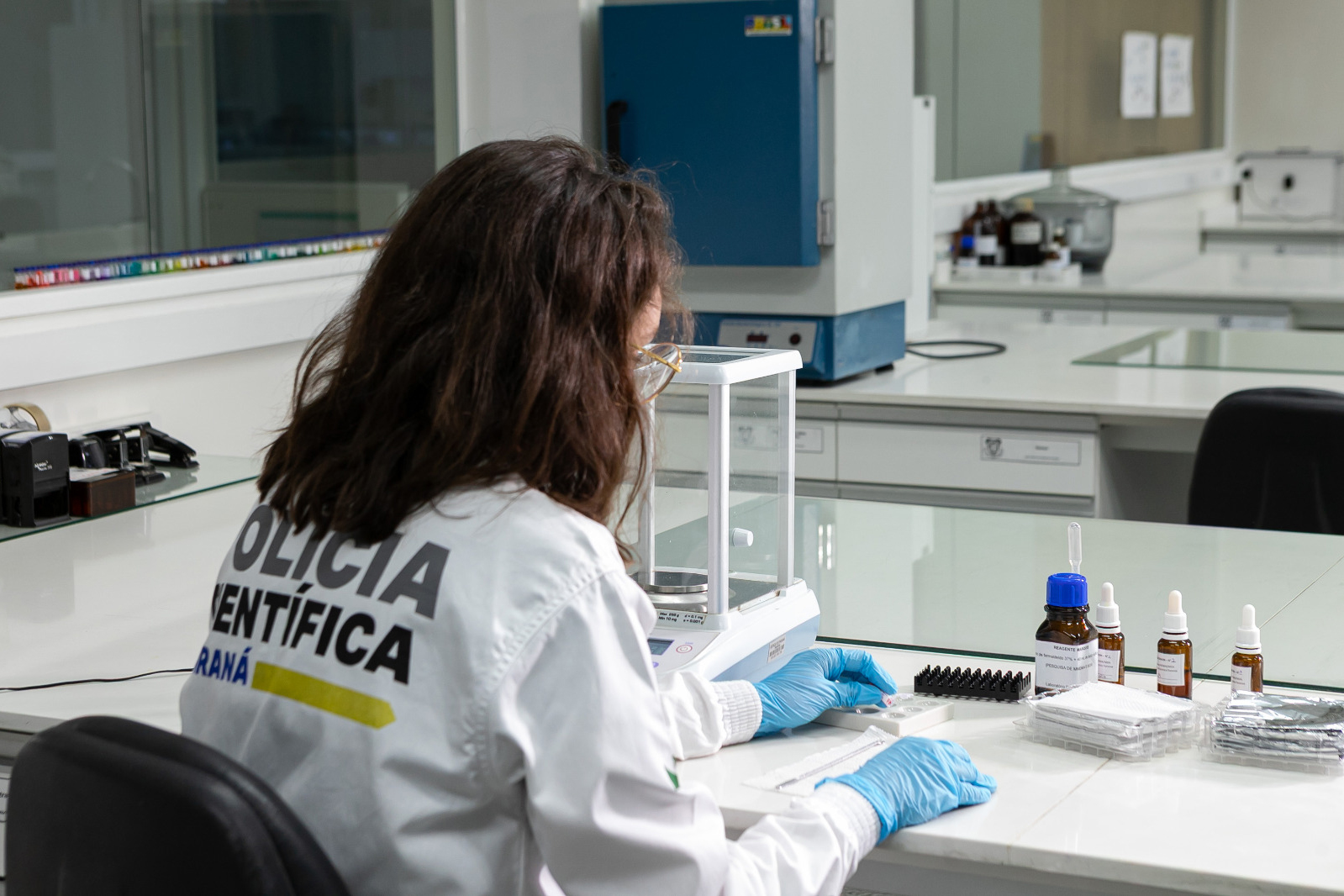 O Laboratório de Química Forense da Polícia Científica do Paraná participou da 4ª edição do Ensaio de Proficiência (EP) em Drogas, organizado pelo Instituto Nacional de Metrologia, Qualidade e Tecnologia (Inmetro), e obteve 100% de acerto na identificação das substâncias analisadas. Os testes têm como objetivo promover a melhoria dos procedimentos e a qualidade dos serviços prestados pelos laboratórios forenses que atuam na análise de drogas brutas e no auxílio à justiça criminal. O Programa de Ensaio de P
