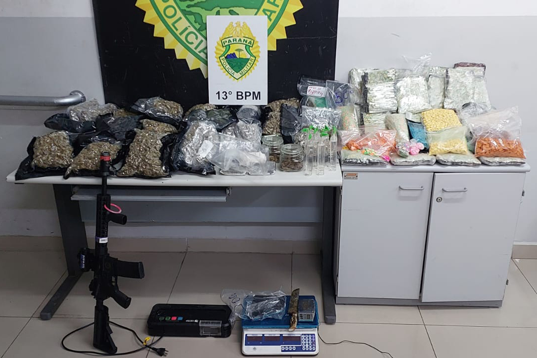 A ação foi realizada no bairro Pinheirinho após uma denúncia anônima que revelou um esquema de tráfico de drogas em uma residência na Rua Marques de Beccaria, utilizada como ponto de armazenamento. O suspeito confessou aos policiais que as drogas eram de sua propriedade.