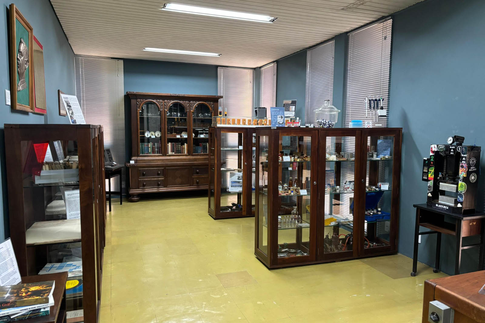 Museu Paranaense de Ciências Forenses reabre no Centro de Curitiba com acervo histórico
