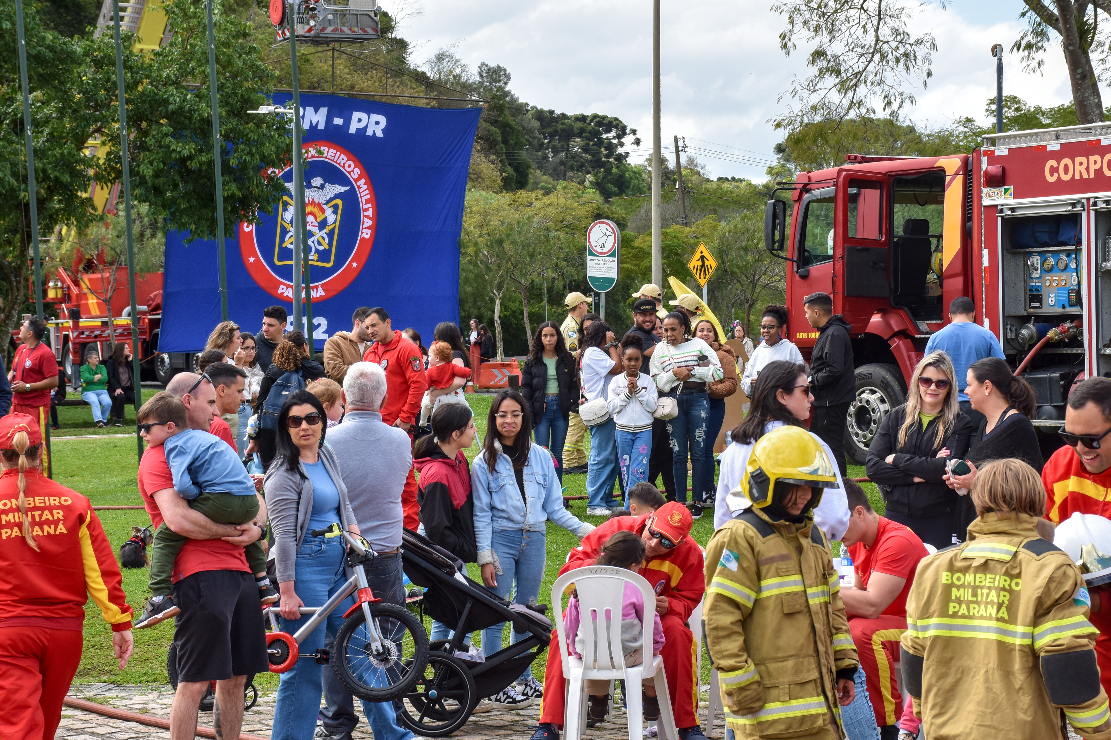 Bombeiros promovem evento para crianças em celebração aos 113 anos da corporação