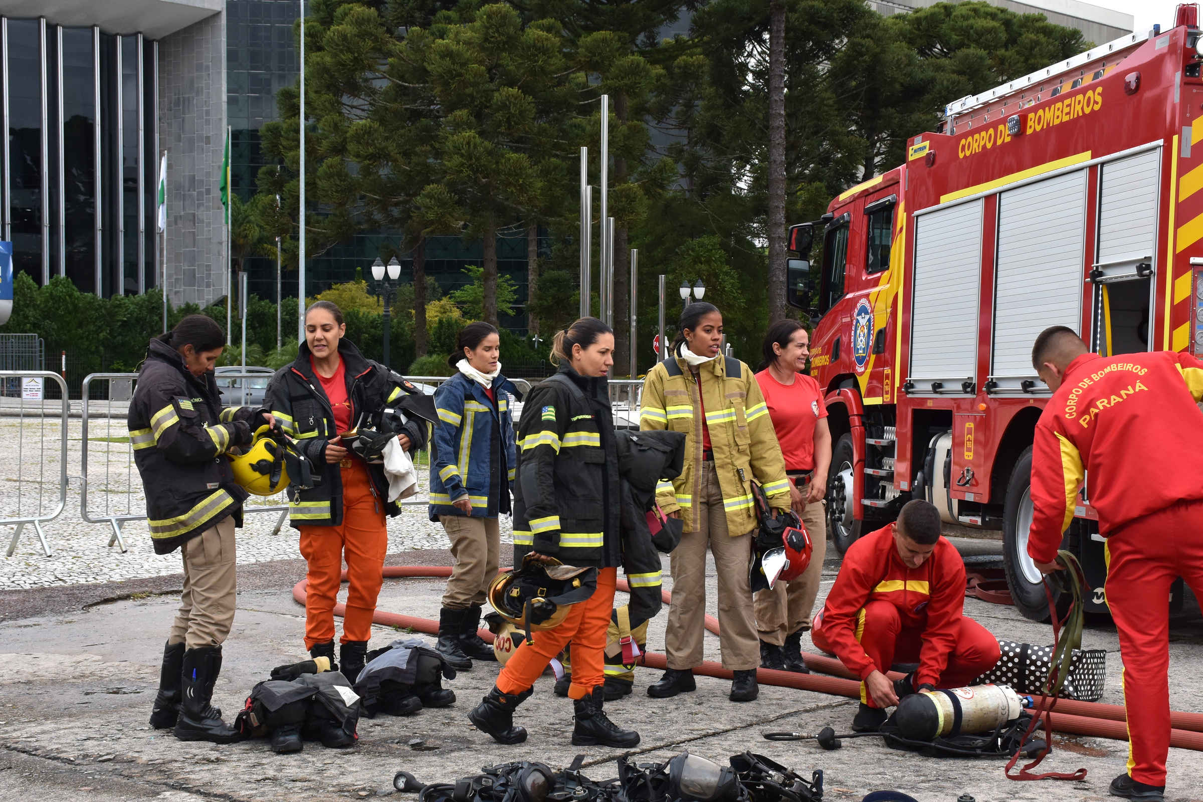 Competição “Bombeira de Garra” encerra 10º Encontro Nacional de Bombeiras Militares no Paraná