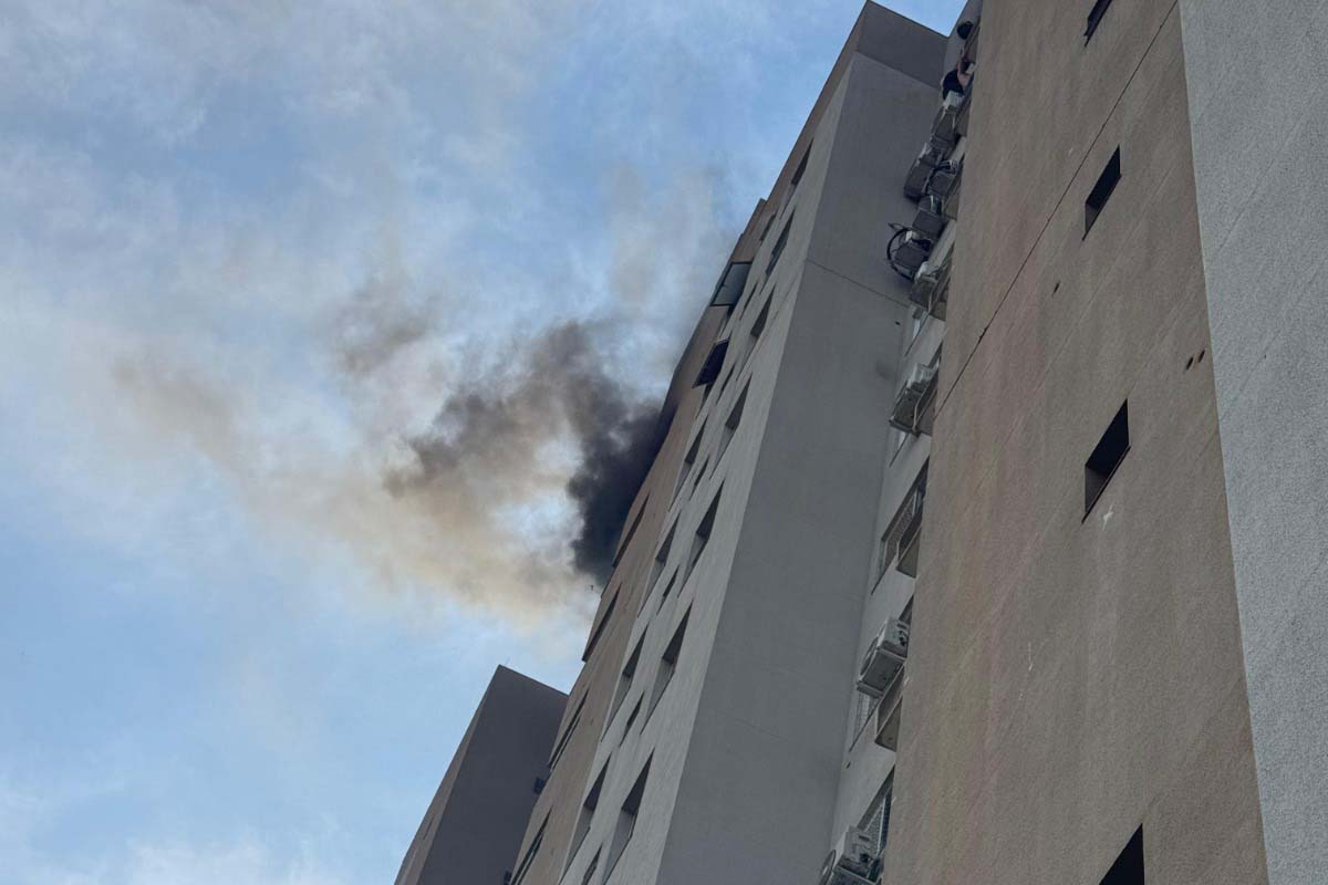 Bombeiros de Cascavel resgatam vítimas de incêndio em apartamento na manhã desta quarta (15)
