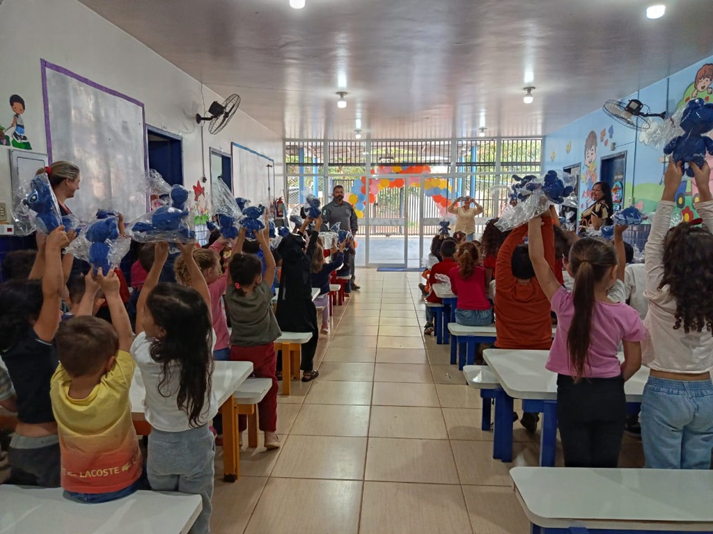 Crianças recebem mais de 4 mil bonecos feitos por pessoas privadas de liberdade