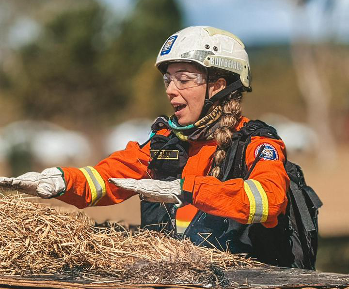Bombeira paranaense participa de curso de referência sobre prevenção e combate a incêndios florestais no Chile