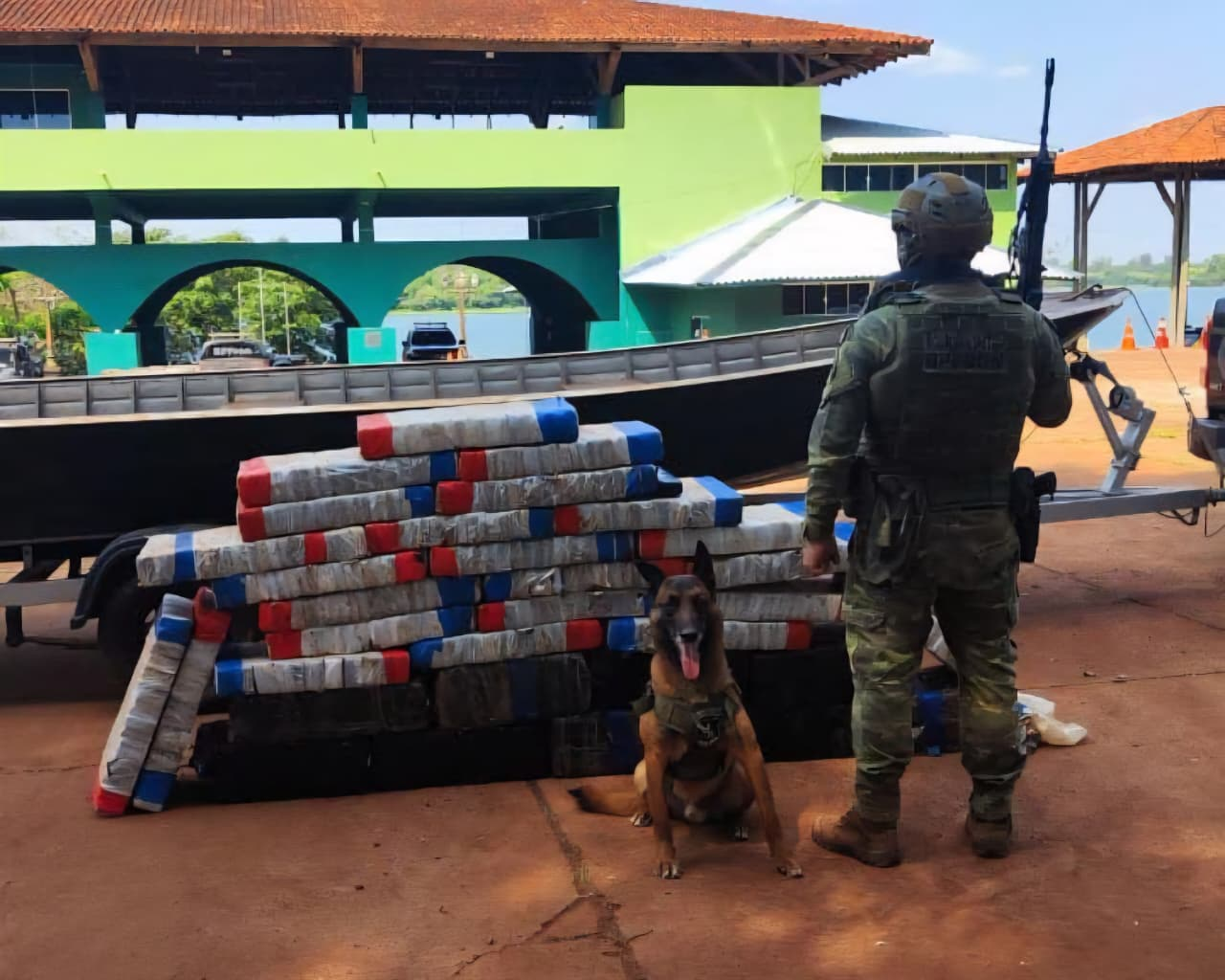 PMPR apreende embarcação com mais de 440 quilos de maconha no Lago de Itaipu