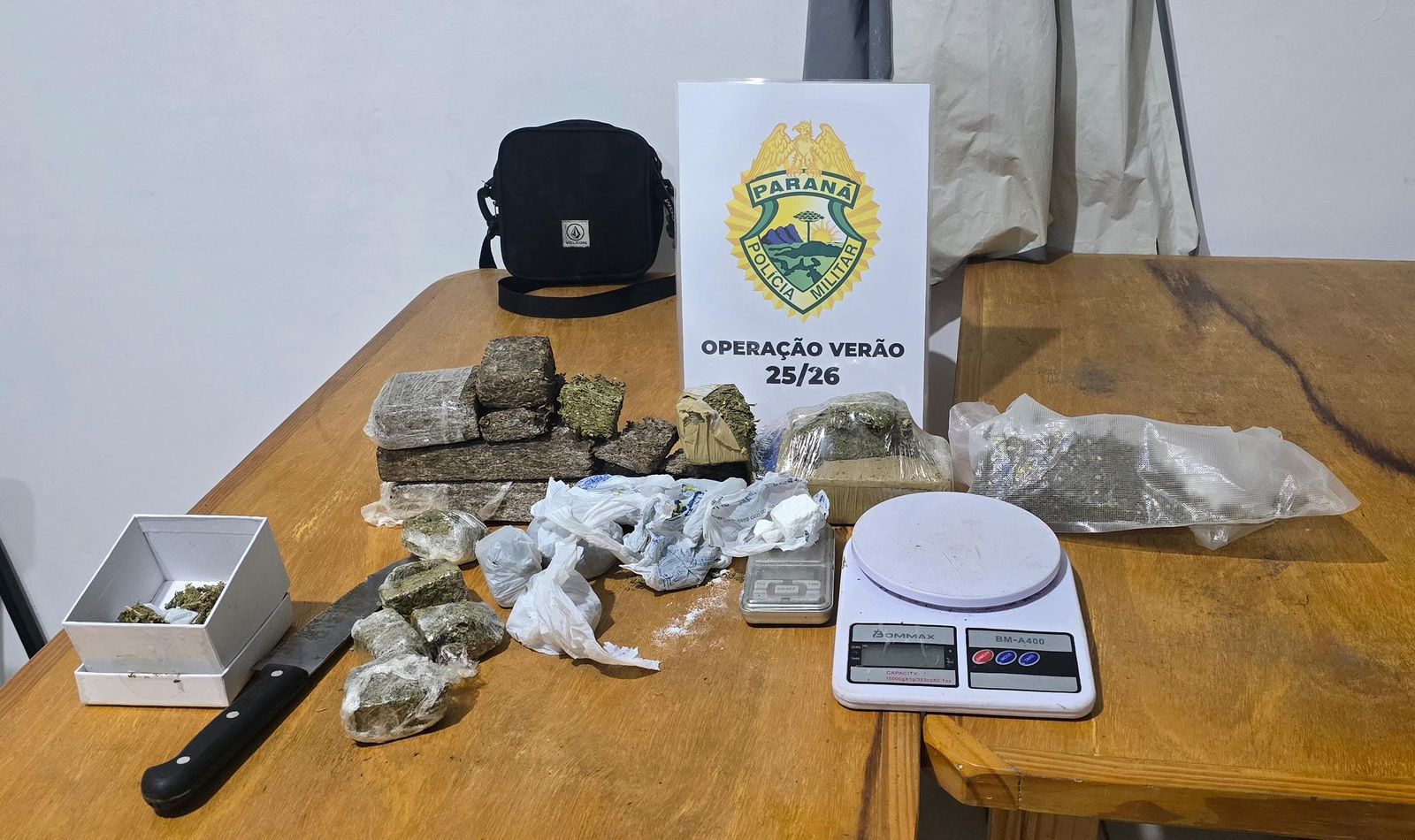 PMPR prende três pessoas e apreende drogas em Pontal do Paraná com apoio de cão de faro