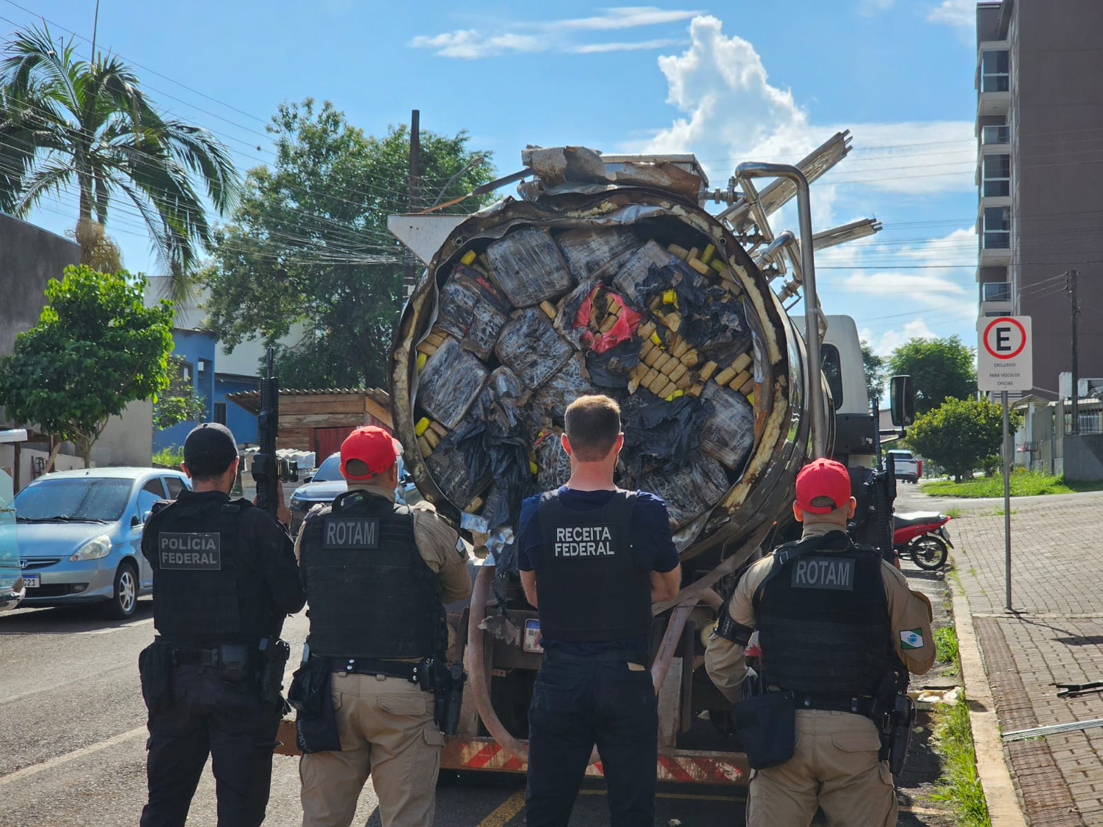 Em ação integrada, PMPR apreende caminhão com quase seis toneladas de maconha na PR-493