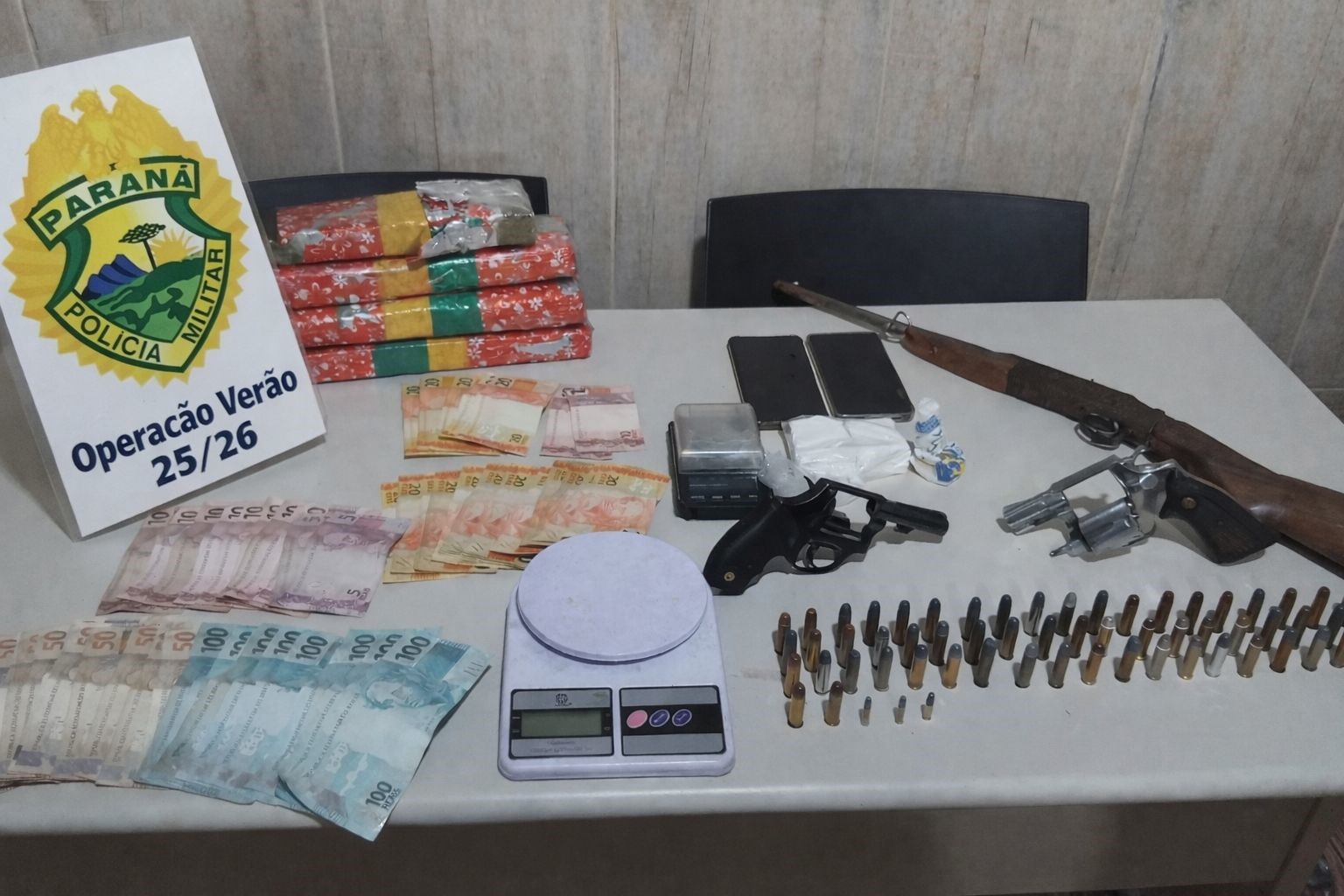 Verão Maior Paraná: PMPR apreende armas e drogas em Pontal do Paraná