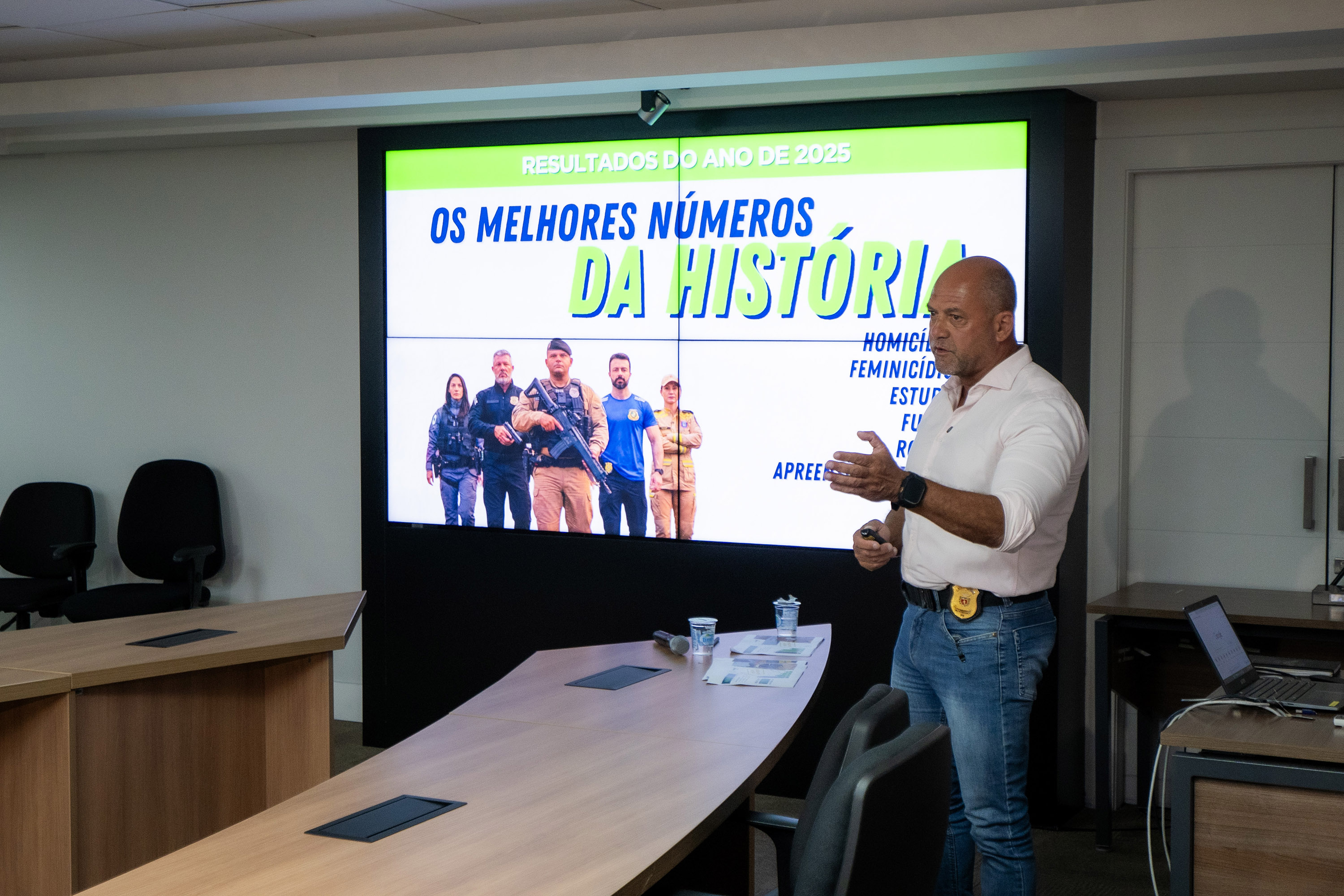 FEMINICÍDIOS EM QUEDA – Outro destaque foi na diminuição de 20% nos feminicídios (de 109 para 87 casos). O Paraná registrou taxa de 0,73/100 mil habitantes em 2025, de acordo com o Sinesp, uma das menores do Brasil ao lado de São Paulo, Amazonas, Santa Catarina, Rio Grande do Sul, Minas Gerais, Rio de Janeiro, Ceará e Rio Grande do Norte.  Na contramão do aumento de ocorrências no País, algumas cidades paranaenses ainda reduziram drasticamente os casos de feminicídio. Em Londrina, a redução foi de 80% (5 em