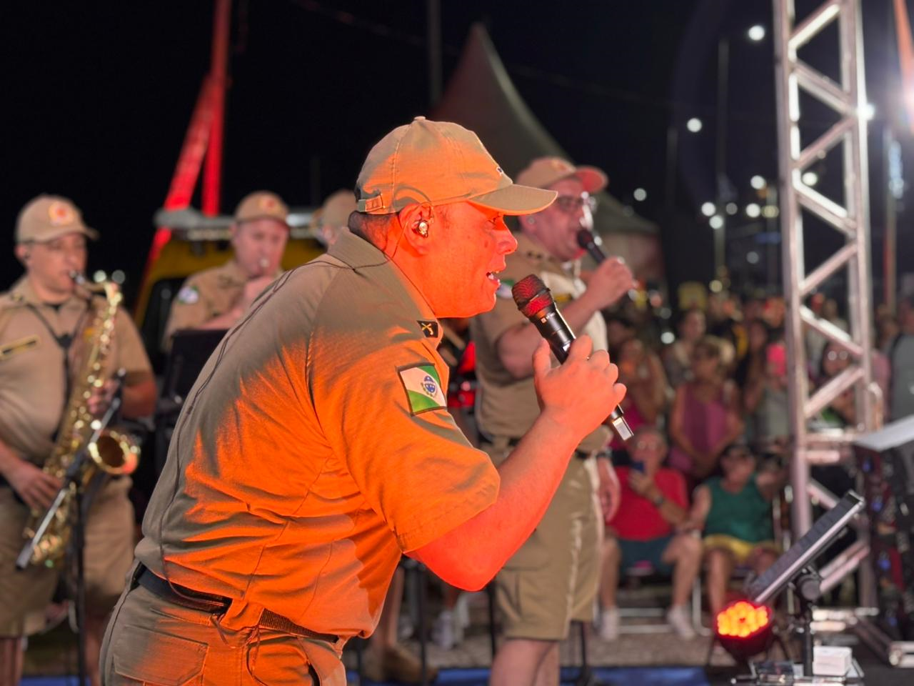 Música, interação e segurança: PMPR anima a noite de Caiobá