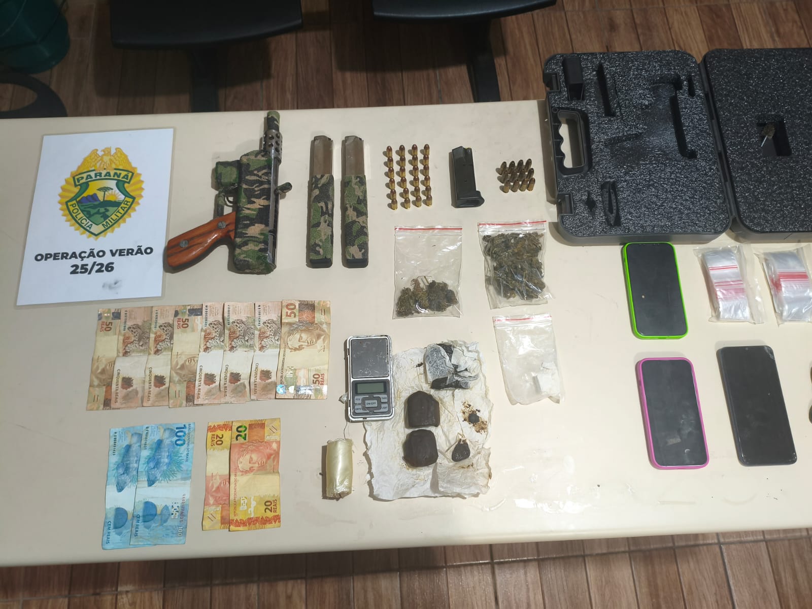 PMPR apreende arma de calibre restrito e prende duas pessoas por tráfico de drogas em Pontal do Paraná