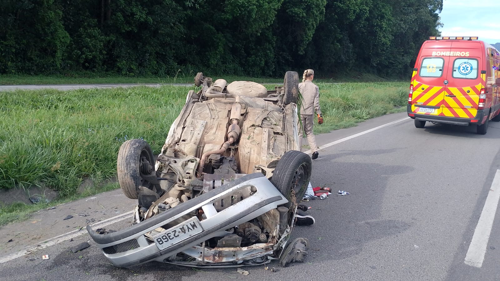 Corpo de Bombeiros atende capotamento com vítimas graves na BR-277, em Paranaguá